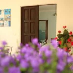 Ropa de cama de alta calidad y caja de seguridad en la habitación