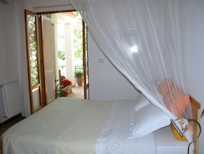 Ropa de cama de alta calidad y caja de seguridad en la habitación