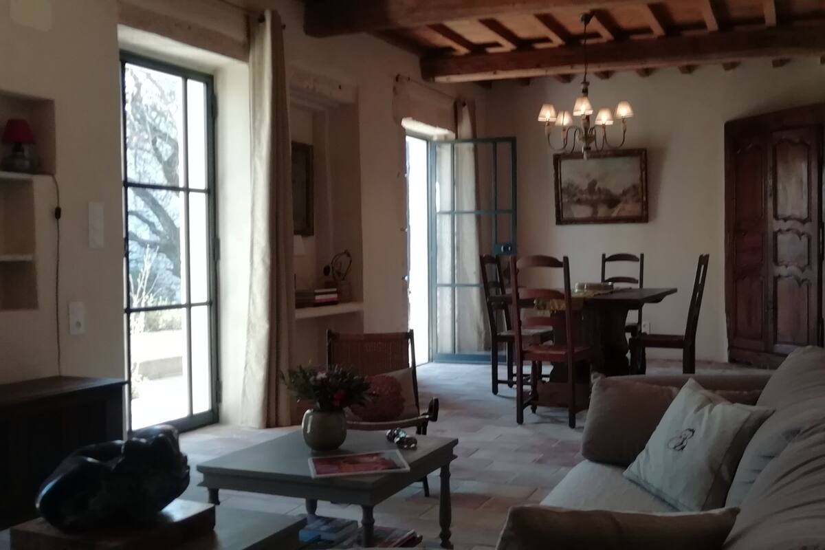 House, 3 Bedrooms | Living room | Flat-screen TV