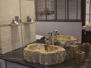 Suite (Vinci) | Bathroom | Shower, free toiletries, hair dryer, towels