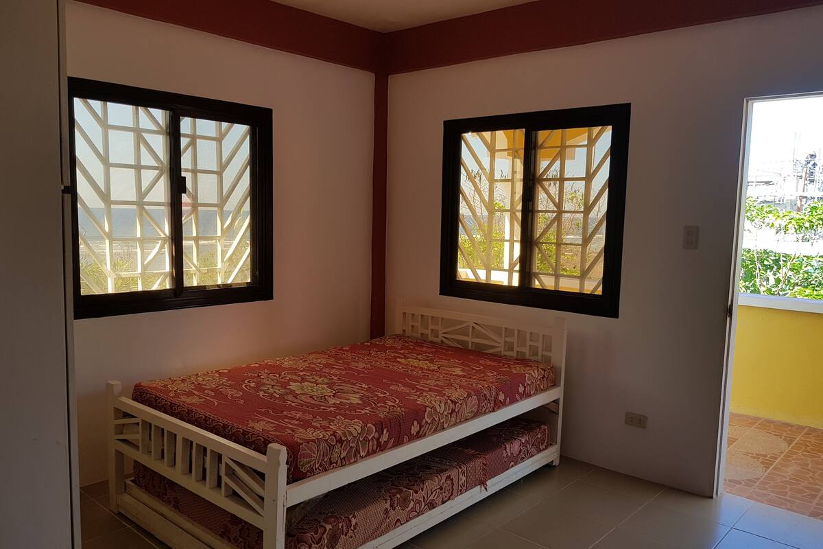 Vila | Escrivaninha, ferros/tábuas de passar roupa, roupa de cama