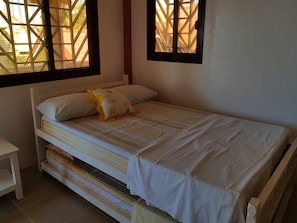 Vila | Escrivaninha, ferros/tábuas de passar roupa, roupa de cama