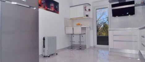 Køleskab, mikrobølgeovn, ovn, kogeplade