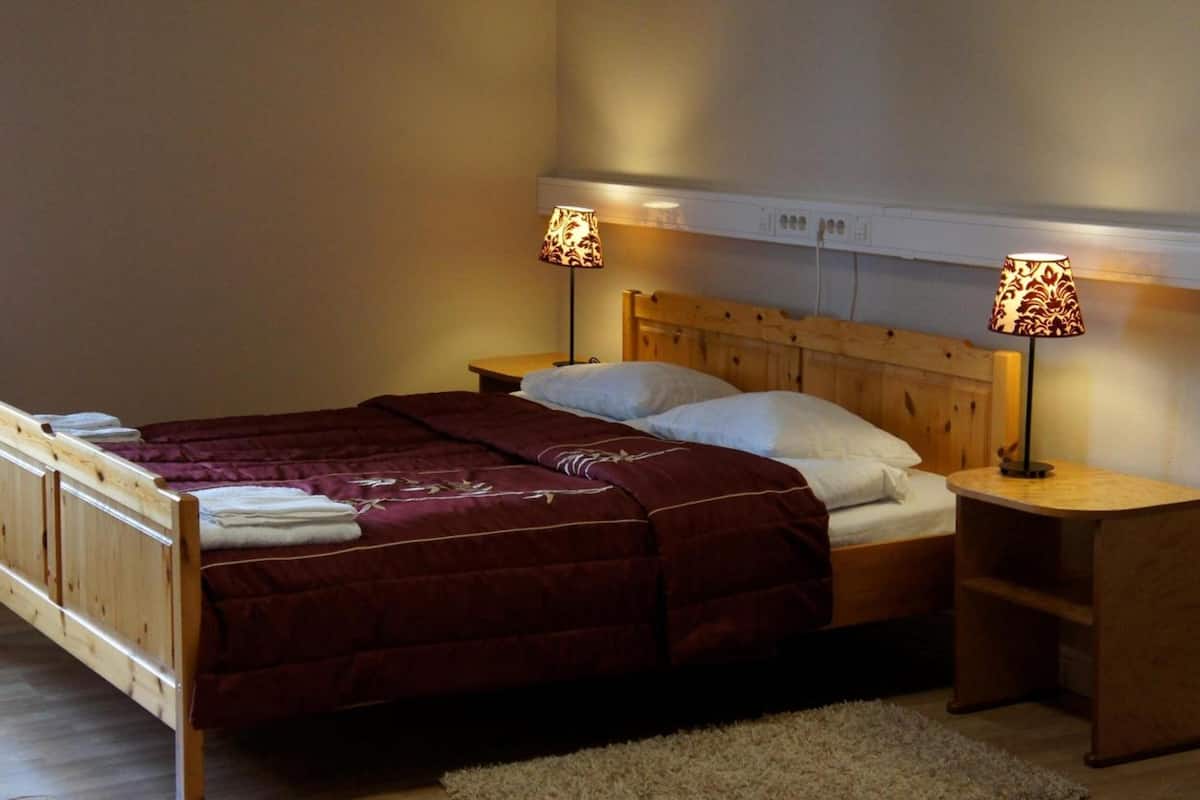 2 bedrooms, in-room safe, individually decorated, desk