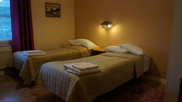 Värdeförvaringsskåp på rummet, individuell inredning och skrivbord