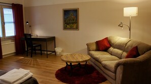 In-room safe, individually decorated, desk, iron/ironing board - Hotell Vindelngallerian (Vindeln)