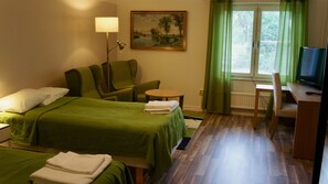 Kamer, 1 twee- of 2 eenpersoonsbedden | Een kluis op de kamer, individueel gedecoreerd, een bureau