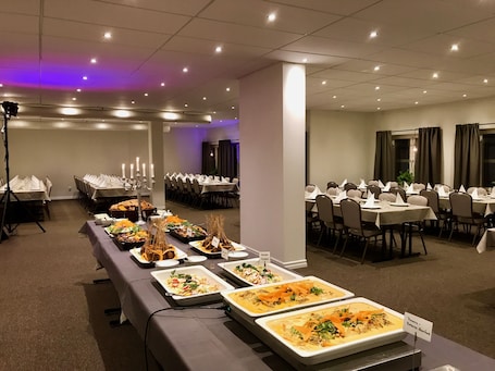 Lunch and dinner served . Hotell Vindelngallerian