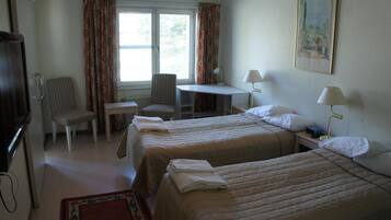 2 kamar tidur, brankas, didekorasi berbeda-beda, dan meja kerja