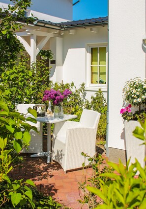 Outdoor dining - Whg. 02 ground floor w. Terrace - Villa Meernixe - only 50 meters to the Baltic Sea beach (Binz)