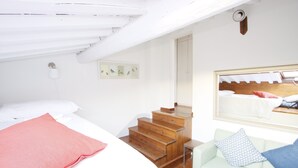 Apartment, 1 Bedroom | 1 bedroom, cribs (surcharge), WiFi (free), bed sheets - Under the Dome (Florence)