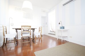 Apartment, 1 Schlafzimmer | Essbereich im Zimmer