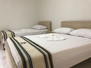 Standard-Dreibettzimmer | Bügeleisen/Bügelbrett, kostenloses WLAN, Bettwäsche