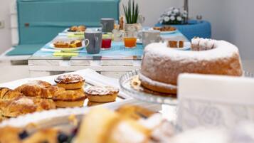 Comfort-Dreibettzimmer, 1 Schlafzimmer, eigenes Bad, Parkblick | Gemeinsame Küchenausstattung