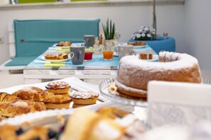 Comfort-Dreibettzimmer, 1 Schlafzimmer, eigenes Bad, Parkblick | Gemeinsame Küchenausstattung