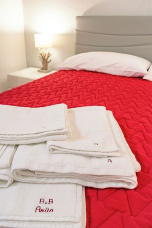 Premium bedding, down comforters, minibar, individually decorated - B&B Casa di Anita (Arnesano)