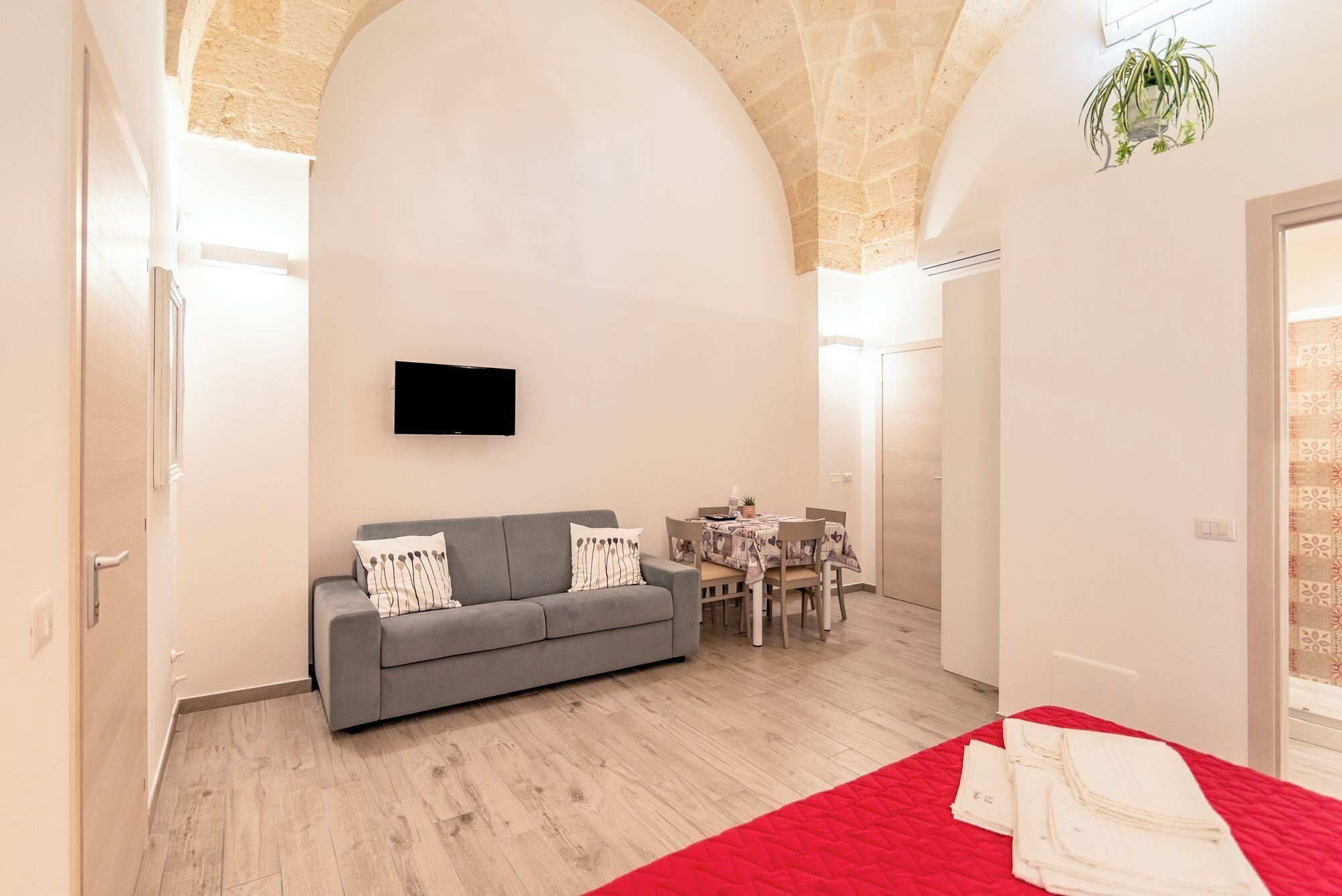 Camera Quadrupla Terra | Biancheria da letto di alta qualità, copriletto in piuma, minibar