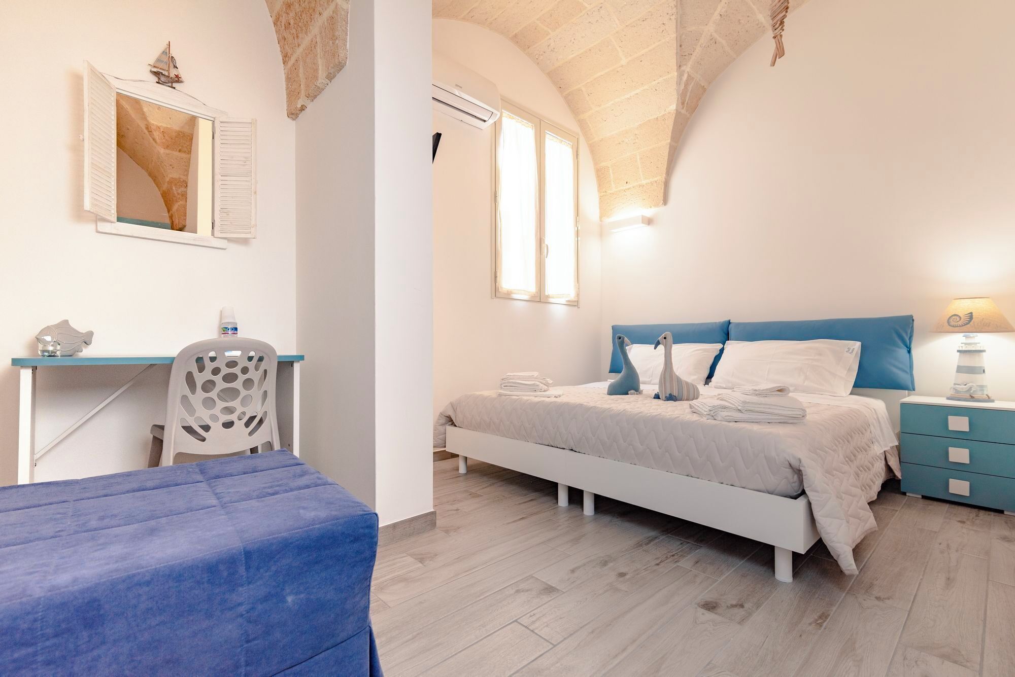 Ropa de cama de alta calidad, minibar y decoración personalizada 