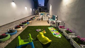 Comfort-Dreibettzimmer, 1 Schlafzimmer, eigenes Bad, Parkblick | Blick auf den Garten