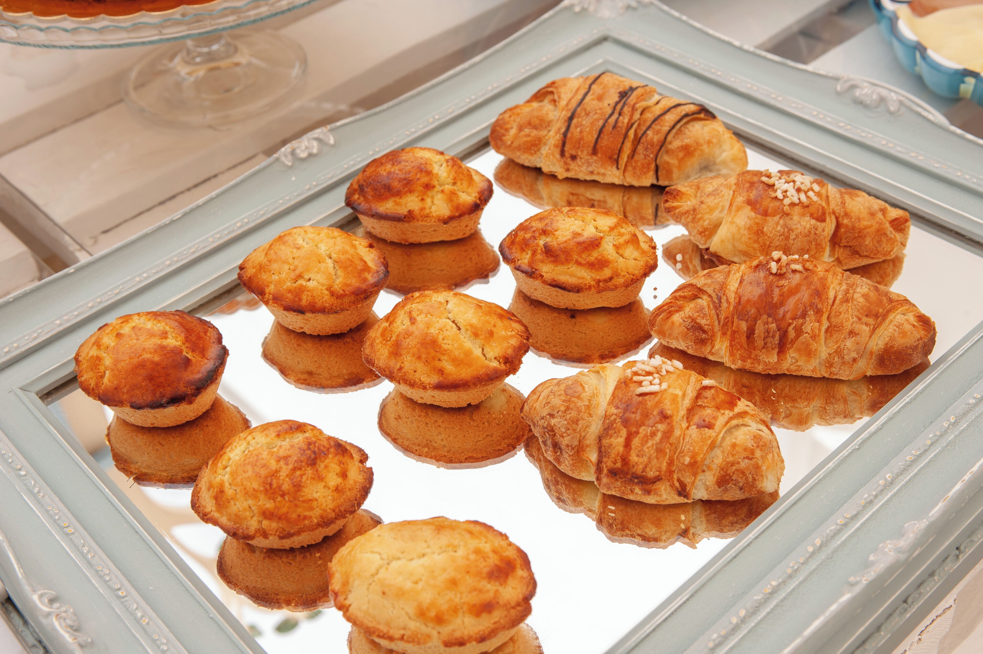 Un plateau de viennoiseries, comprenant des muffins et des croissants.