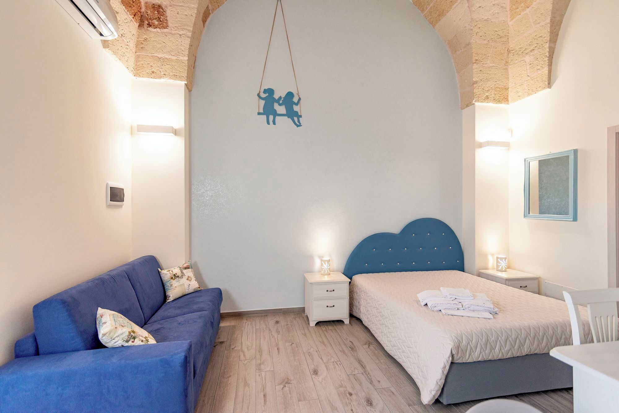 Bộ đồ giường cao cấp, chăn bông, minibar, trang trí khác biệt 