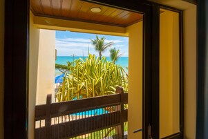 Minibar, escritorio, cortinas blackout y wifi gratis 