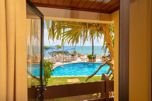 Minibar, escritorio, cortinas blackout y wifi gratis 