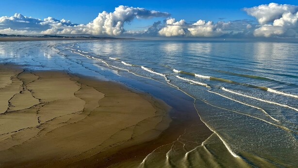 A beach with clear water and a sandy shore. - Pleasant house with terrace at 300 m from the sea  (Sangatte)