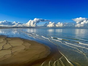Une plage à l’eau claire et au rivage sablonneux.