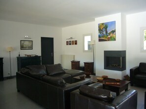 Fernseher, Kamin, DVD-Player, Tischtennisplatte