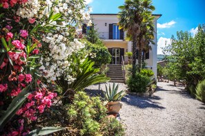 Vista frontal de la propiedad