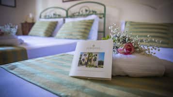 Triple Room (Mela) | Desk, free WiFi, bed sheets