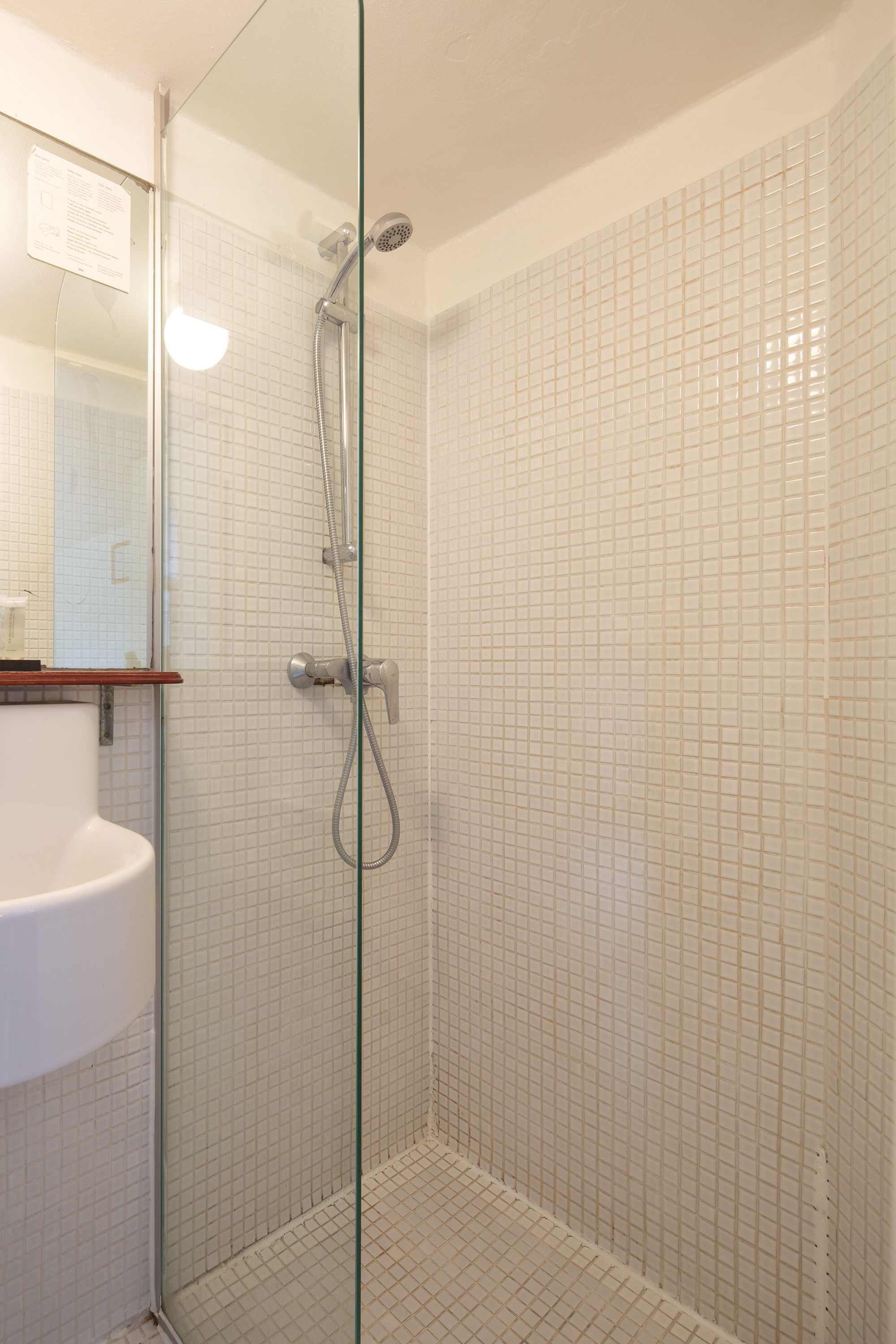 standard double room | bathroom | free toiletries, hair dryer, towels