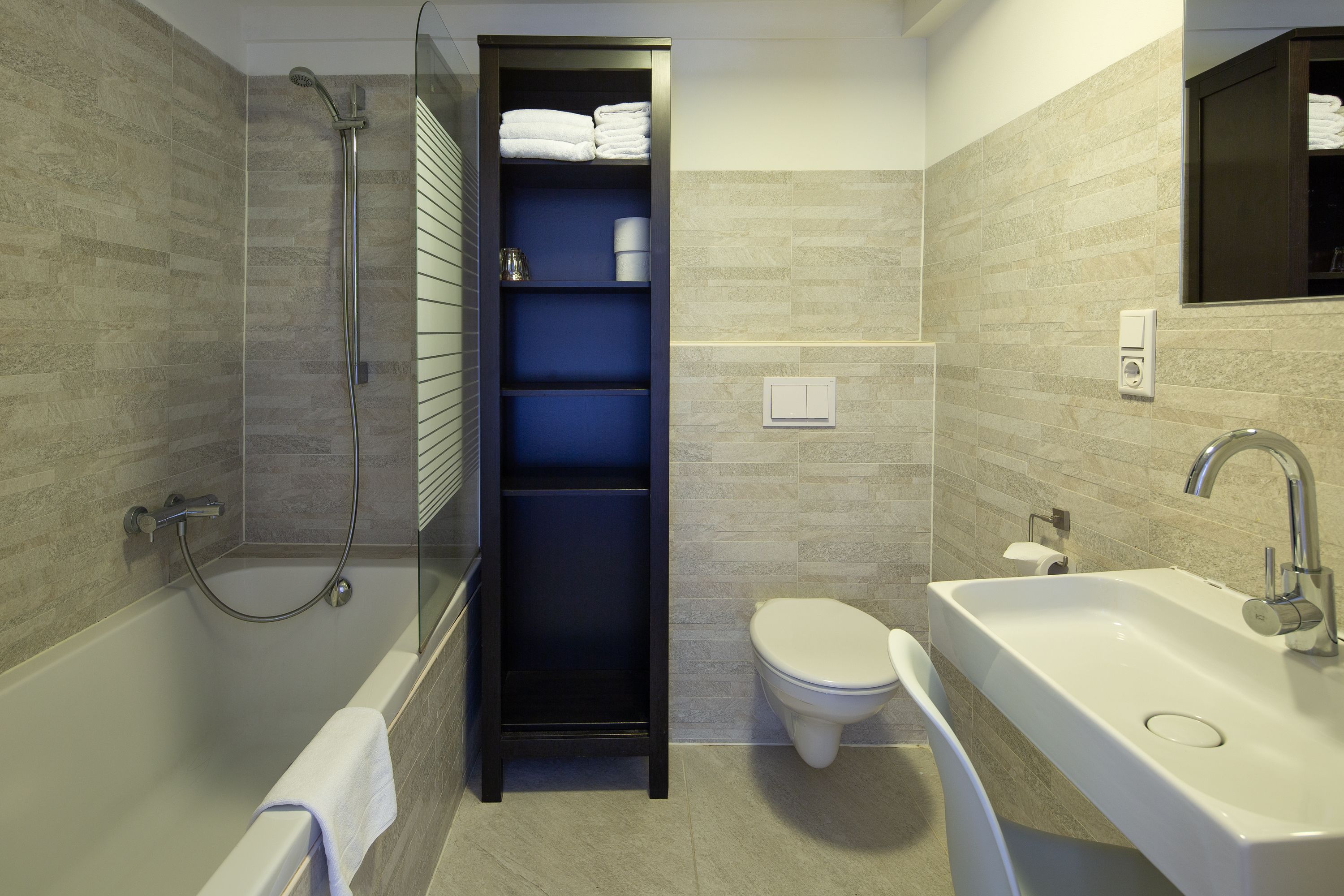 basic triple room | bathroom | free toiletries, hair dryer, towels