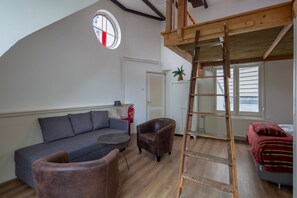 Traditional Apartment, Annex Building | Premium bedding, minibar, in-room safe, desk - Amsterdam House Hotel (Amsterdam)