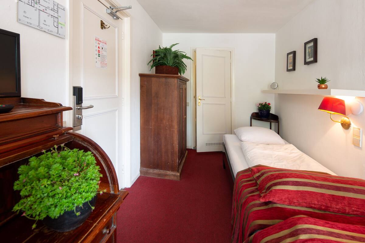 Twin Room, Canal View | Premium bedding, minibar, in-room safe, desk