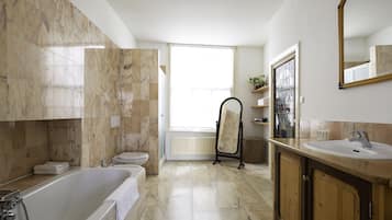 Traditional Double Room, Annex Building | Bathroom | Free toiletries, hair dryer, towels