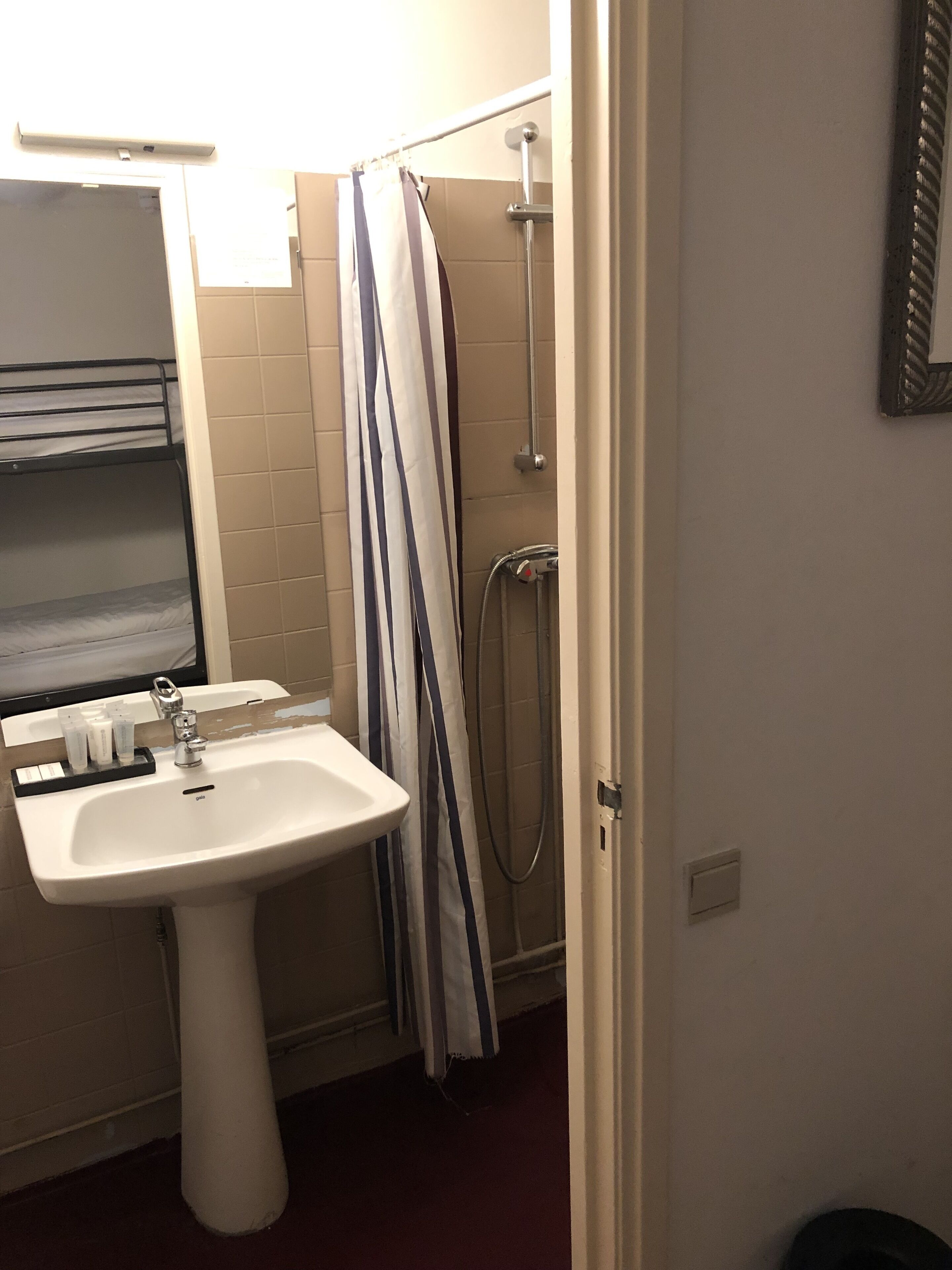 economy twin room | bathroom | free toiletries, hair dryer, towels