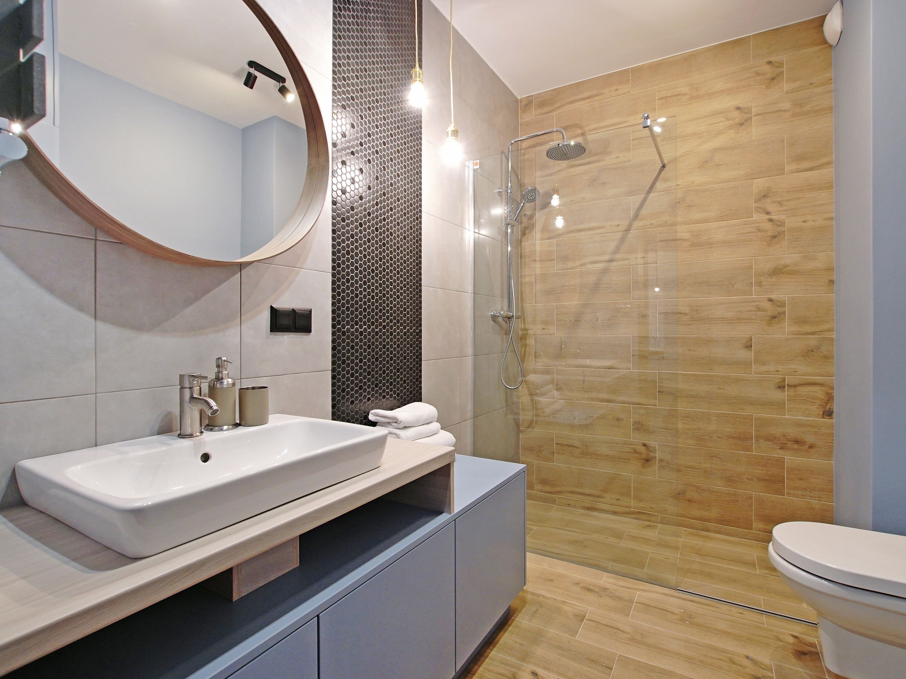 Apartamento superior, 2 habitaciones | Baño | Ducha, secador de pelo y toallas