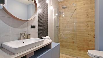 Apartamento superior, 2 habitaciones | Baño | Ducha, secador de pelo y toallas