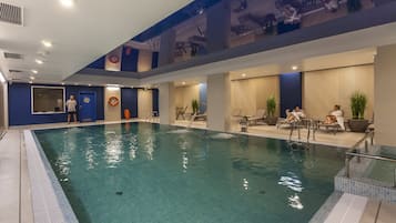 Una piscina cubierta