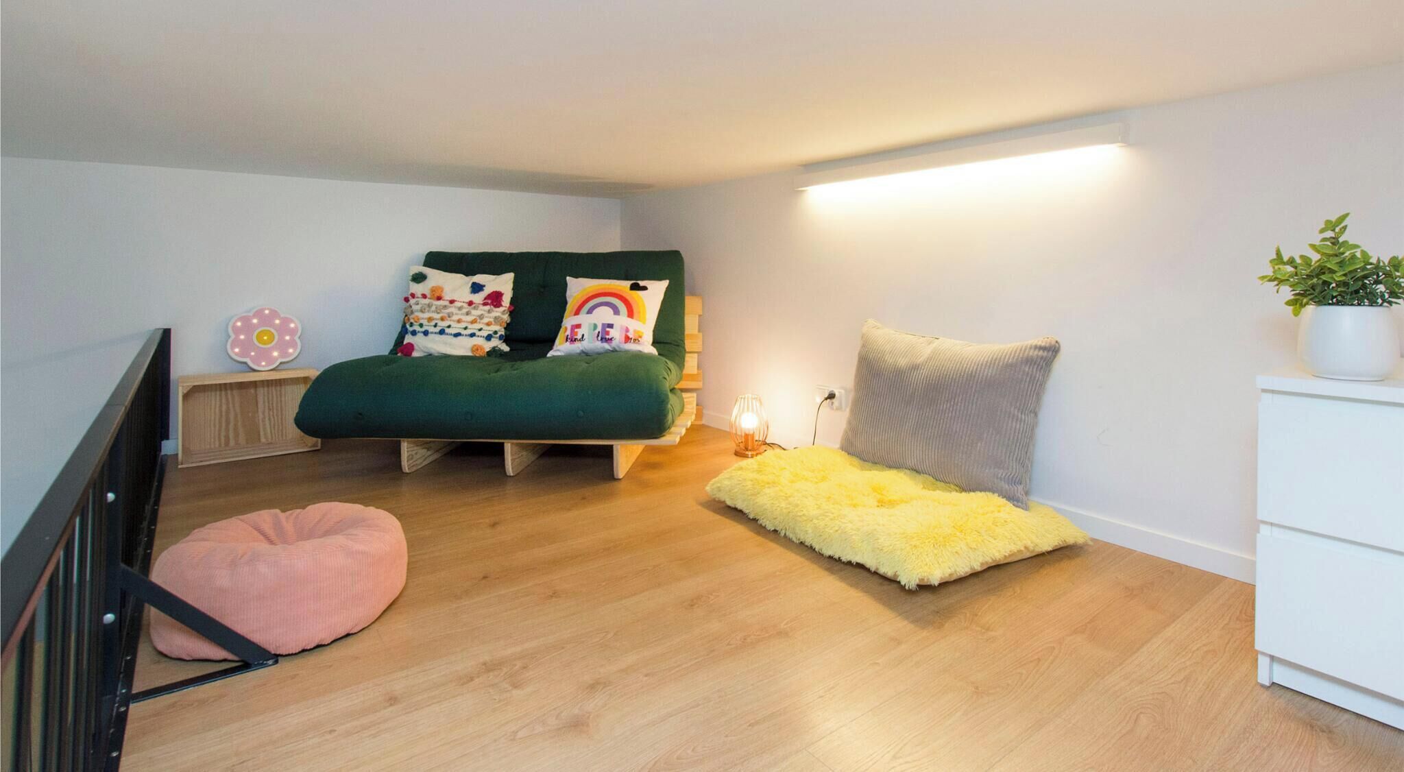 Studiosuite – classic, hageutsikt | Sengetøy av topp kvalitet, lydisolert, strykejern/-brett og barnesenger