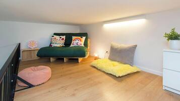 Studiosuite – classic, hageutsikt | Sengetøy av topp kvalitet, lydisolert, strykejern/-brett og barnesenger