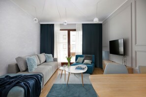 Apartamento de lujo, 1 habitación, balcón, frente a la playa | Ropa de cama de alta calidad y decoración individual