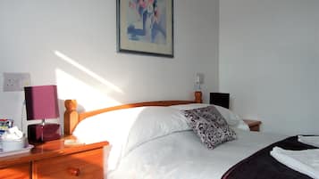 Quarto casal (Double Room Ensuite) | Roupas de cama premium, ferros/tábuas de passar roupa, Wi-Fi de cortesia