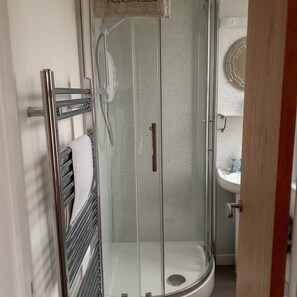 Dubbelrum (Deluxe Double Room) | Badrum | Dusch, gratis toalettartiklar och handdukar