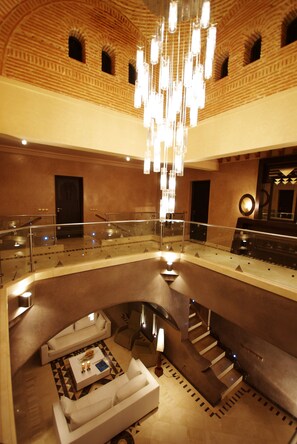 Coin salon dans le hall