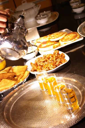 A table with various dishes and a teapot. - Villa Malika Silvana (Marrakech)