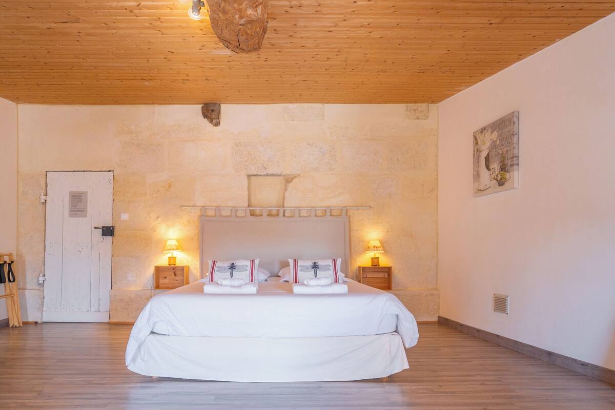 Premium bedding, iron/ironing board, free cots/infant beds, free WiFi
