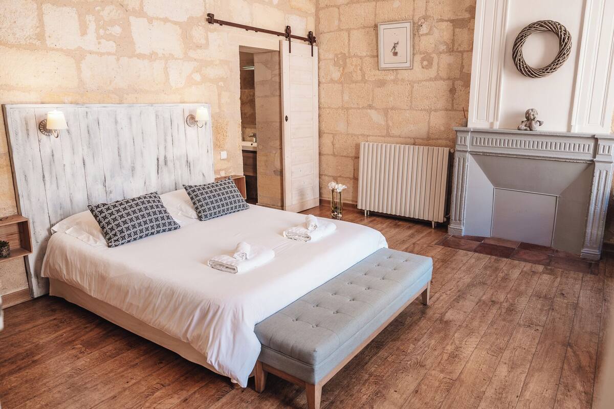Premium bedding, iron/ironing board, free cots/infant beds, free WiFi